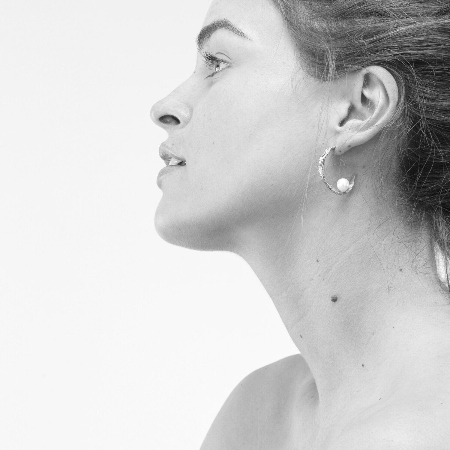 Pearly Wave Hoop With Pearl