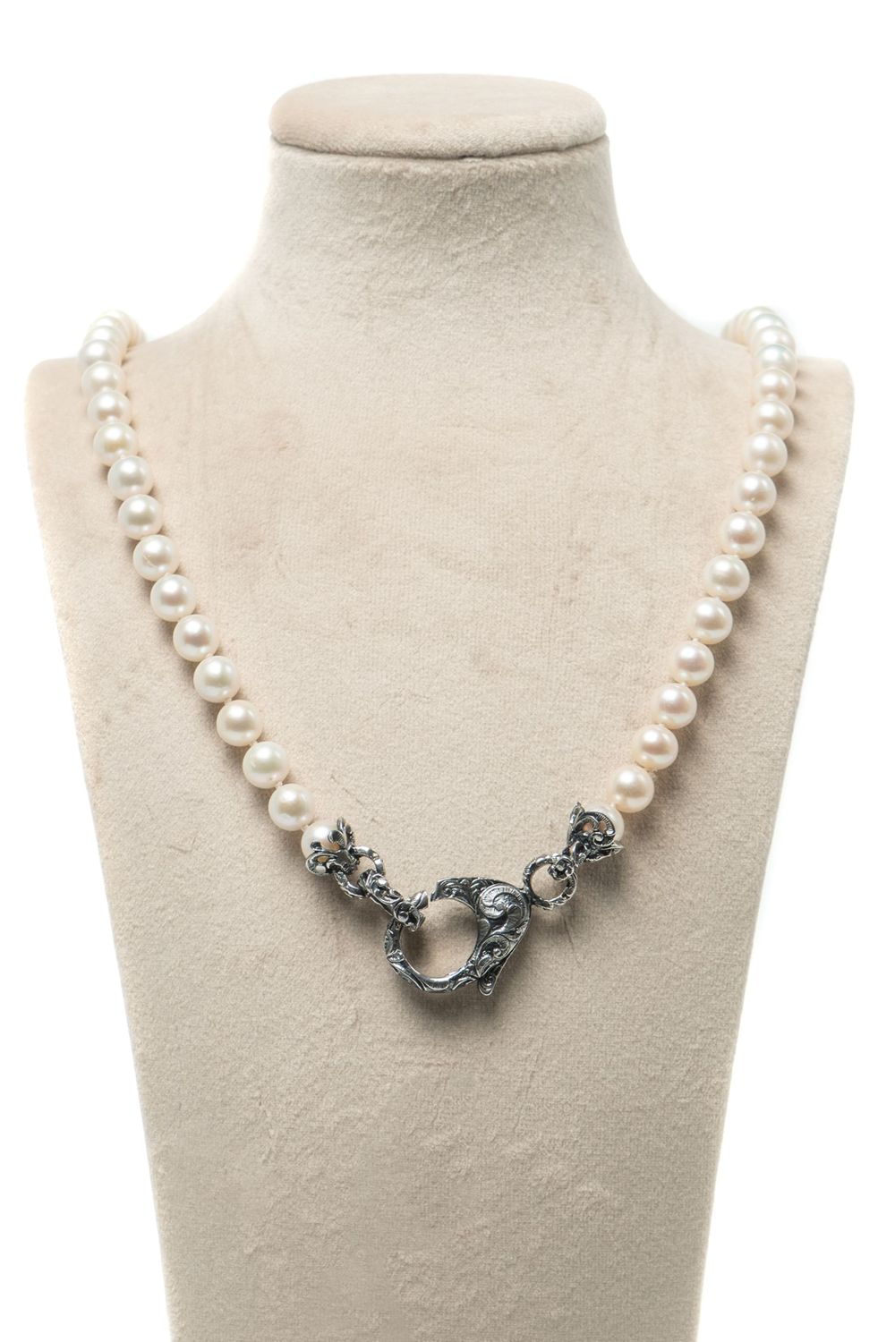 Pearl necklace silver engraved detail