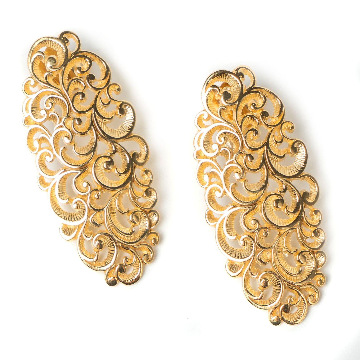 Oval rosone gold earrings