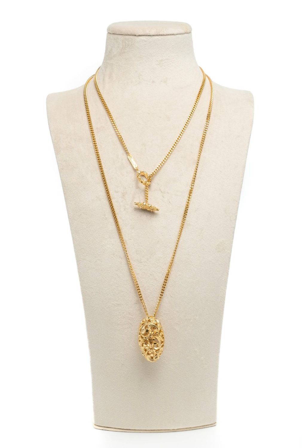 Timeless gold engraved necklace