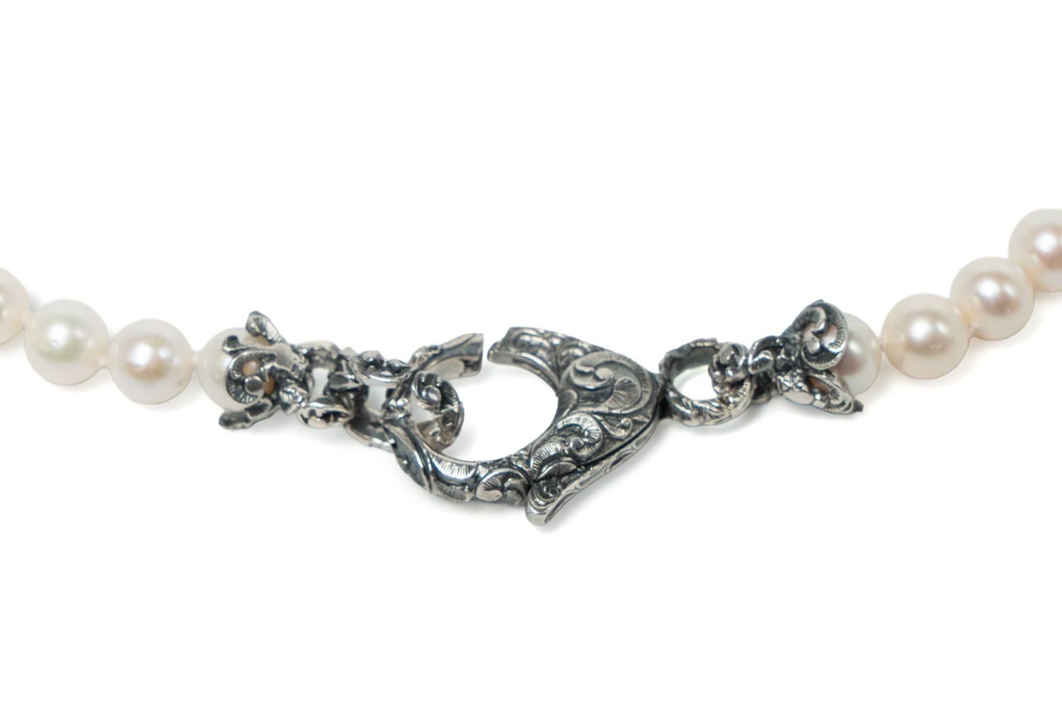 Pearl necklace silver engraved detail