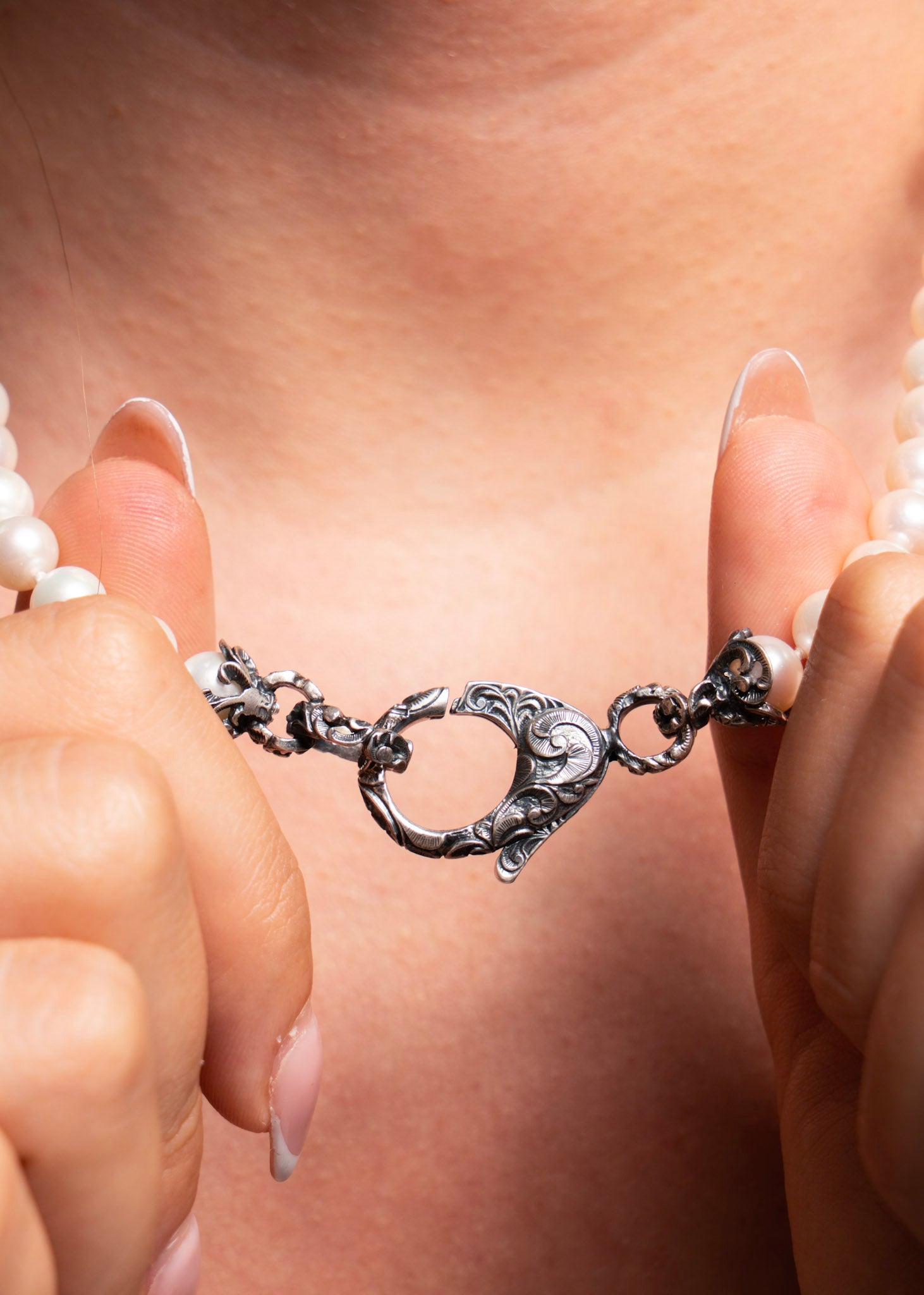 Maria e Luisa Pearl necklace silver engraved detail