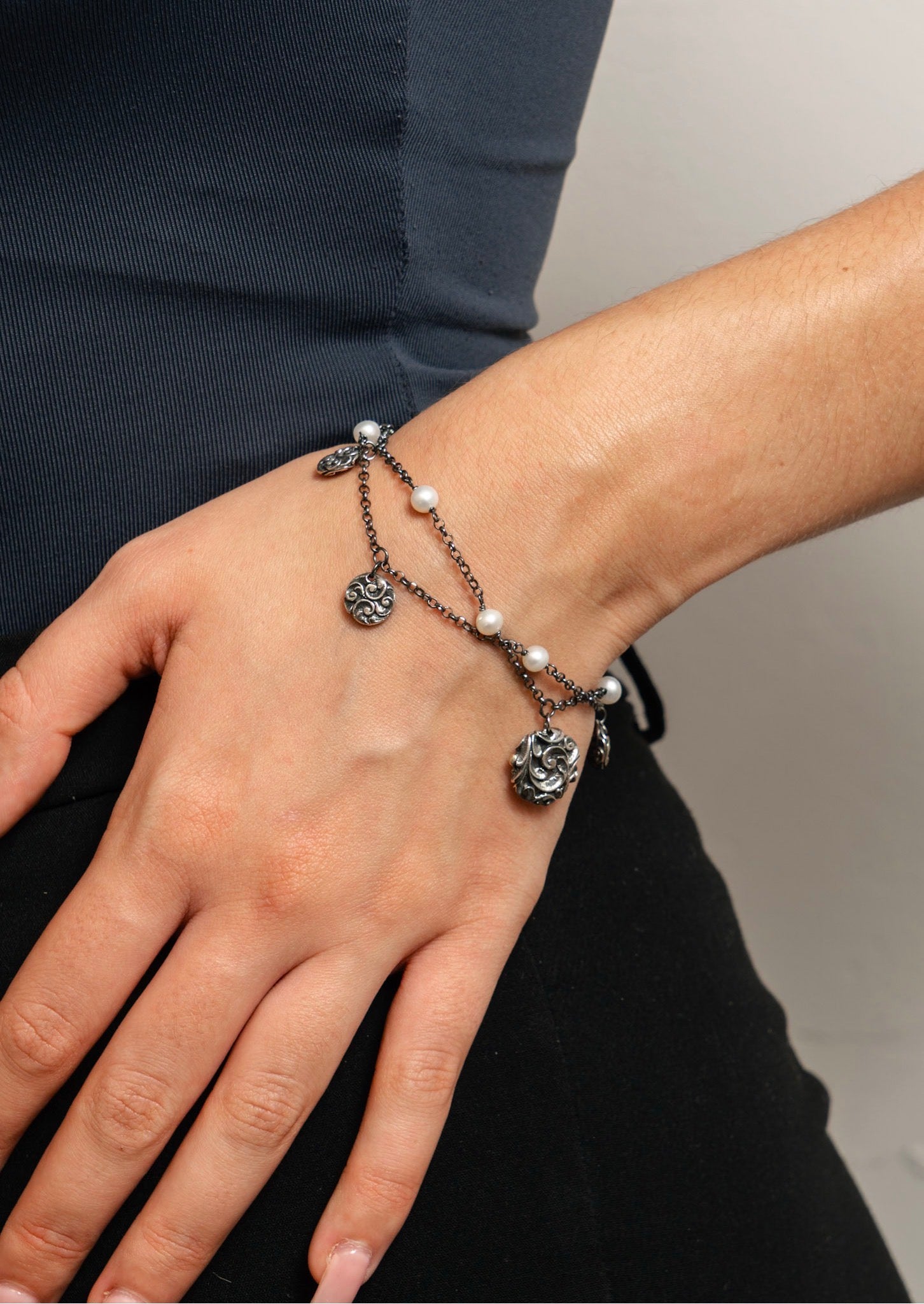 Maria e Luisa Burnished Silver Pearl & Charm Bracelet